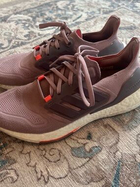 Women’s Running Sneakers in Mauve with Red Accents